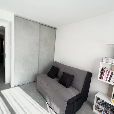 - 4 People - Parking - Swimming Pool Apartment