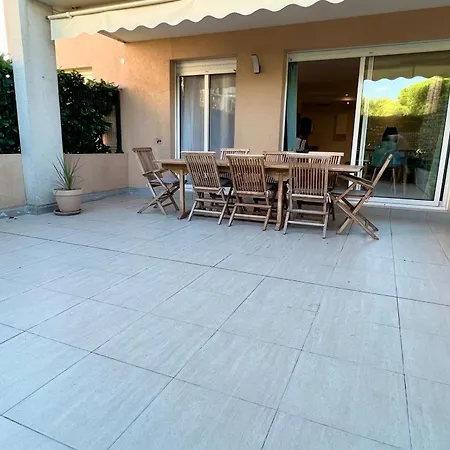 - 4 People - Parking - Swimming Pool Antibes